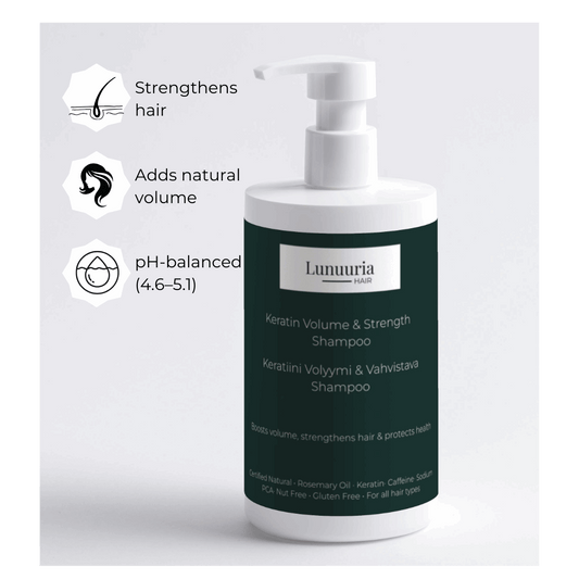 Lunuuria Keratiini Volyymi & Vahvistava Shampoo 390ml on kehitetty tarjoamaan hellävarainen, mutta tehokas puhdistus hiuspohjalle ja hiuksille. Hydrolysoitu keratiini vahvistaa hiuksia sisältäpäin, vähentää katkeilua ja tekee hiuksista sileät ja vahvat. Rosmariiniöljy stimuloi hiuspohjaa ja tukee luonnollista hiusten kasvua, ja yhdessä kofeiinin kanssa se aktivoi verenkiertoa – erityisen hyödyllistä oheneville ja stressiperäisesti hiuksia menettäneille hiuksille.