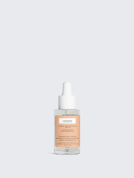 Smooth AHA Kuorintaseerumi 30 ml on tehokkaasti kirkastava ja kosteuttava AHA-kuorintaseerumi, joka auttaa vähentämään sameutta, epäpuhtauksia, pigmenttimuutoksia, tukkeutuneita ihohuokosia sekä ensimmäisiä ikääntymisen merkkejä. 10% maitohappoa ja 1% hyaluronihappoa sisältävä koostumus kuorii hellävaraisesti, tukee ihon luonnollista uusiutumista ja auttaa paljastamaan tasaisemman, heleämmän ja sileämmän ihon.