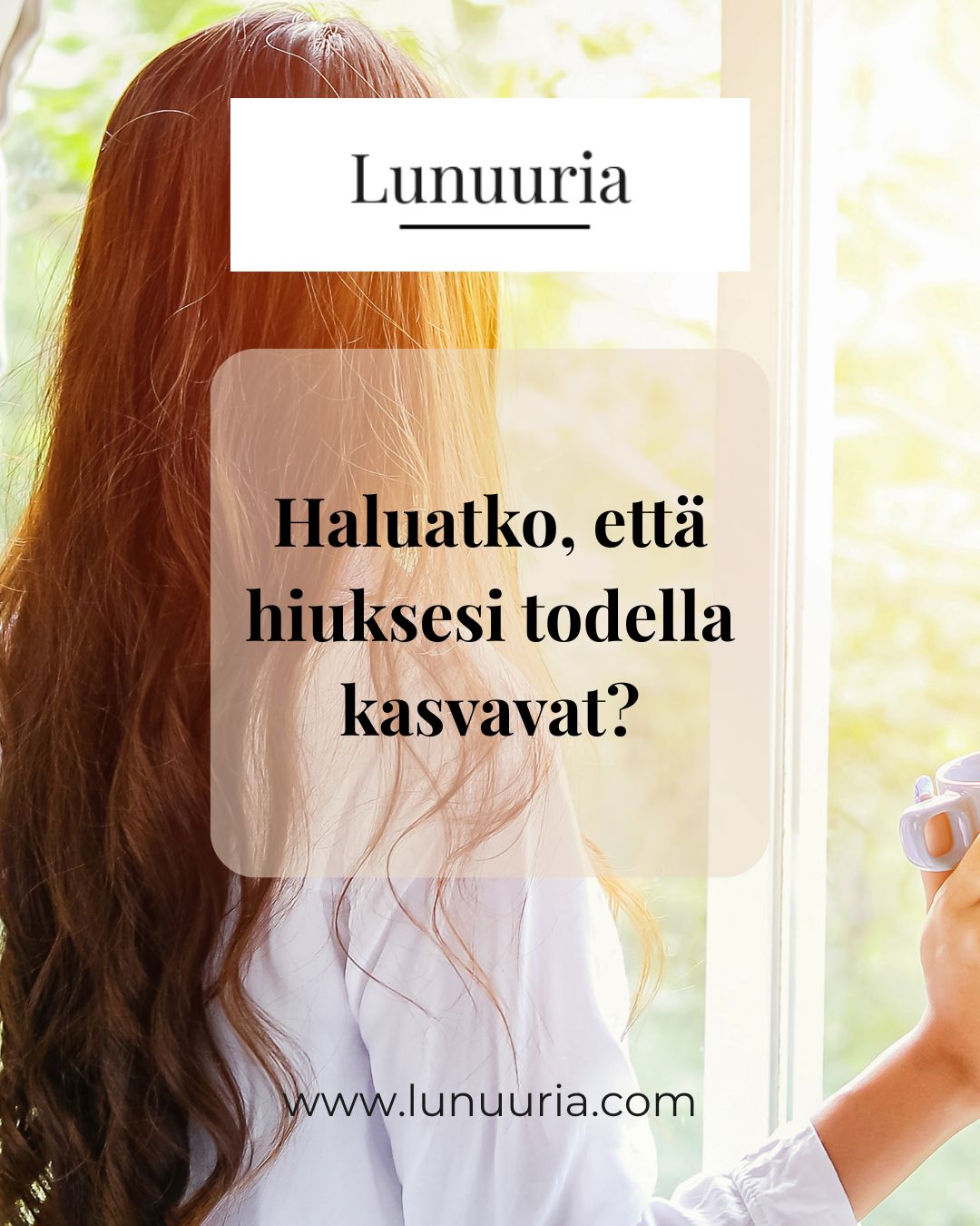 Nainen tarkastelee hiuksiaan peilissä