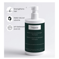 Lunuuria Keratiini Volyymi & Vahvistava Shampoo 390ml on kehitetty tarjoamaan hellävarainen, mutta tehokas puhdistus hiuspohjalle ja hiuksille. Hydrolysoitu keratiini vahvistaa hiuksia sisältäpäin, vähentää katkeilua ja tekee hiuksista sileät ja vahvat. Rosmariiniöljy stimuloi hiuspohjaa ja tukee luonnollista hiusten kasvua, ja yhdessä kofeiinin kanssa se aktivoi verenkiertoa – erityisen hyödyllistä oheneville ja stressiperäisesti hiuksia menettäneille hiuksille.