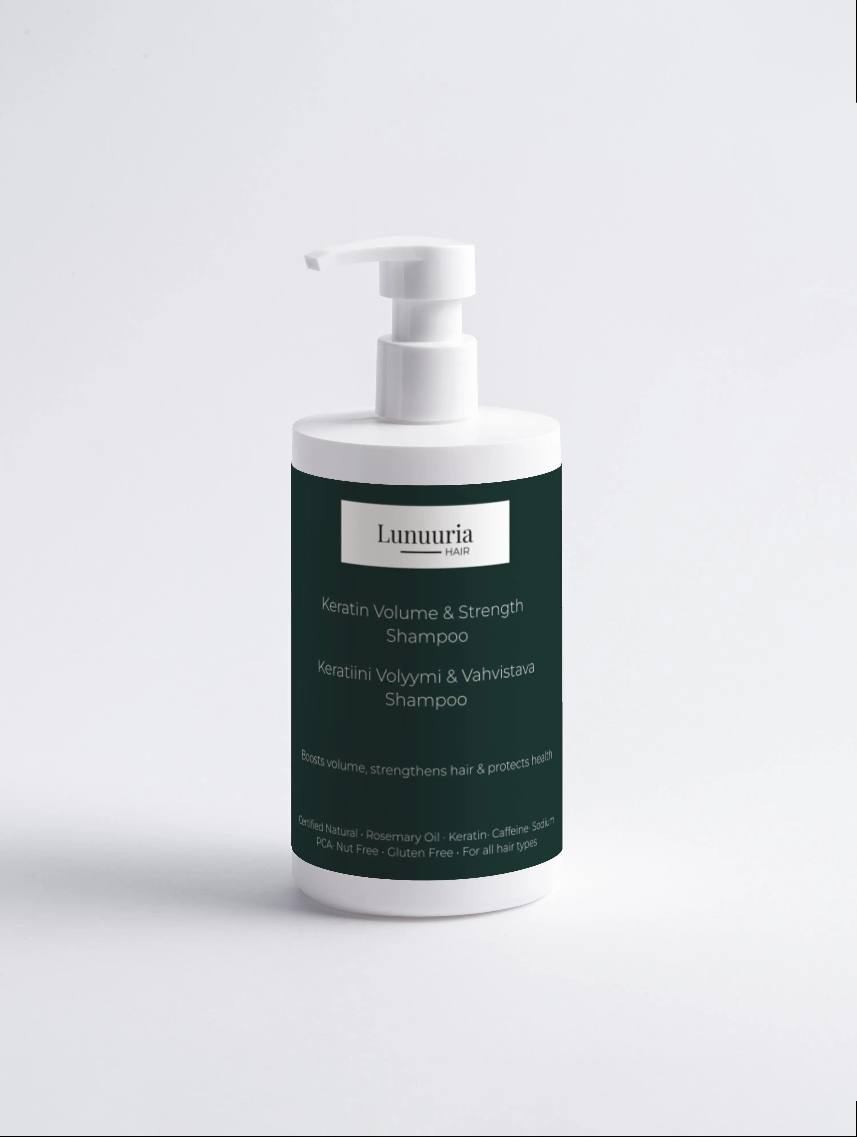  Keratiini Volyymi & Vahvistava Shampoo on suunniteltu juuri tähän. Se puhdistaa hellävaraisesti hiuspohjan ja tukee hiusten rakennetta, samalla kun hydrolysoitu keratiini vahvistaa hiusta sisältäpäin, vähentää katkeilua ja tekee hiuksista sileät ja vahvat. Rosmariiniöljy stimuloi hiuspohjaa, tukee luonnollista hiusten kasvua ja yhdessä kofeiinin kanssa aktivoi verenkiertoa – erityisen hyödyllistä oheneville ja stressiperäisesti hiuksia menettäville hiuksille. Shampoossa on vähemmän suolaa