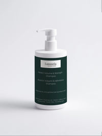  Keratiini Volyymi & Vahvistava Shampoo on suunniteltu juuri tähän. Se puhdistaa hellävaraisesti hiuspohjan ja tukee hiusten rakennetta, samalla kun hydrolysoitu keratiini vahvistaa hiusta sisältäpäin, vähentää katkeilua ja tekee hiuksista sileät ja vahvat. Rosmariiniöljy stimuloi hiuspohjaa, tukee luonnollista hiusten kasvua ja yhdessä kofeiinin kanssa aktivoi verenkiertoa – erityisen hyödyllistä oheneville ja stressiperäisesti hiuksia menettäville hiuksille. Shampoossa on vähemmän suolaa