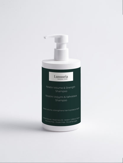  Keratiini Volyymi & Vahvistava Shampoo on suunniteltu juuri tähän. Se puhdistaa hellävaraisesti hiuspohjan ja tukee hiusten rakennetta, samalla kun hydrolysoitu keratiini vahvistaa hiusta sisältäpäin, vähentää katkeilua ja tekee hiuksista sileät ja vahvat. Rosmariiniöljy stimuloi hiuspohjaa, tukee luonnollista hiusten kasvua ja yhdessä kofeiinin kanssa aktivoi verenkiertoa – erityisen hyödyllistä oheneville ja stressiperäisesti hiuksia menettäville hiuksille. Shampoossa on vähemmän suolaa