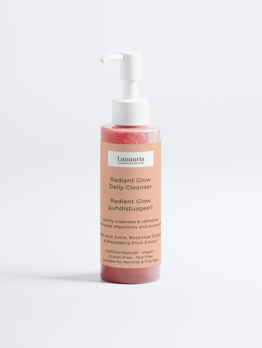Radiant Glow Puhdistusgeeli 145 ml on hellävarainen mutta tehokas kasvojen puhdistusgeeli, joka poistaa epäpuhtaudet, ylimääräisen talin, meikin jäämät ja päivän aikana iholle kertyneet epäpuhtaudet kuivattamatta ihoa. Aloe veraa, kasviuutteita, karhunvatukkauutetta ja kosteuttavia aktiiviaineita sisältävä koostumus auttaa säilyttämään ihon luonnollisen kosteustasapainon samalla, kun iho näyttää puhtaammalta, kirkkaammalta ja elinvoimaisemmalta.