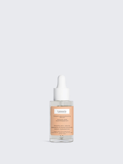  Smooth AHA Kuorintaseerumi 30 ml on tehokkaasti kirkastava ja kosteuttava AHA-kuorintaseerumi, joka auttaa vähentämään sameutta, epäpuhtauksia, pigmenttimuutoksia, tukkeutuneita ihohuokosia sekä ensimmäisiä ikääntymisen merkkejä. 10% maitohappoa ja 1% hyaluronihappoa sisältävä koostumus kuorii hellävaraisesti, tukee ihon luonnollista uusiutumista ja auttaa paljastamaan tasaisemman, heleämmän ja sileämmän ihon.