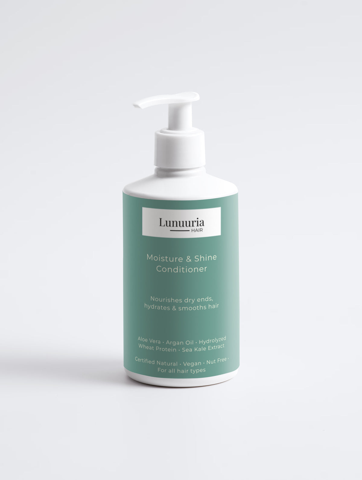 Lunuuria Moisture &amp; Shine Hair Duo sisältää kosteuttavan Moisture &amp; Shine Shampoo 290 ml -shampoon ja hoitavan Moisture &amp; Shine Conditioner 290 ml -hoitoaineen.

Jos hiukset tuntuvat kuivilta, karheilta, takkuuntuvilta tai vaikeasti kammattavilta, tämä kaksivaiheinen hiustenhoitorutiini auttaa puhdistamaan, kosteuttamaan, pehmentämään ja silottamaan hiuksia.